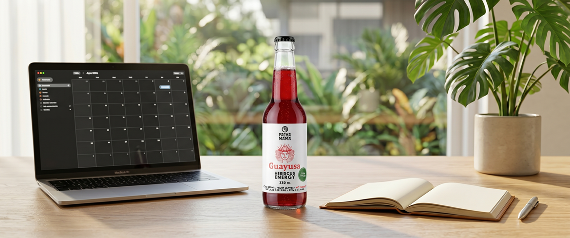 Guayusa într-o sticlă, lângă un laptop, pe un birou – o băutură convenabilă pe bază de guayusa, ideală pentru concentrare la locul de muncă.