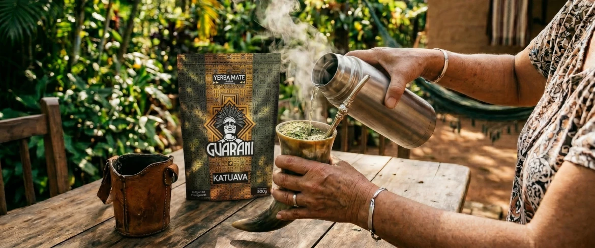 Yerba mate din Paraguay preparată fierbinte – turnând apă peste frunzele de yerba mate din Paraguay