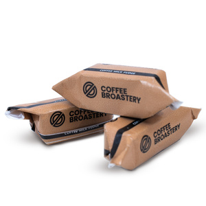 Set cadou Coffee Broastery: cafea Brazil Mogiana + caramele cu lapte cu aromă de cafea + cană