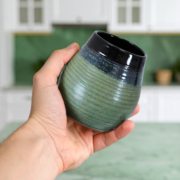 Ceașcă de mate din ceramică Niebla (negru-verde) 300 ml – Seria Crater